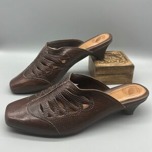 Nurture women’s brown leather mule heels size 8